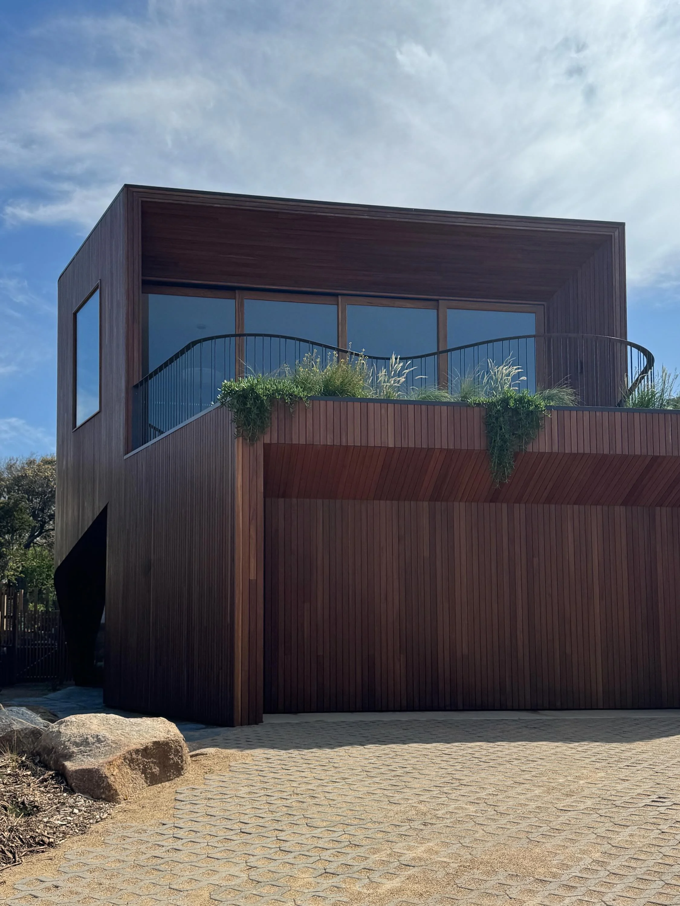 @auhaus Anglesea house wrapping up on site. Entry alcove peeling off the side elevation. Fantastic team @hedgerconstructions @r.i.brown and @simontaylorlandscapedesign