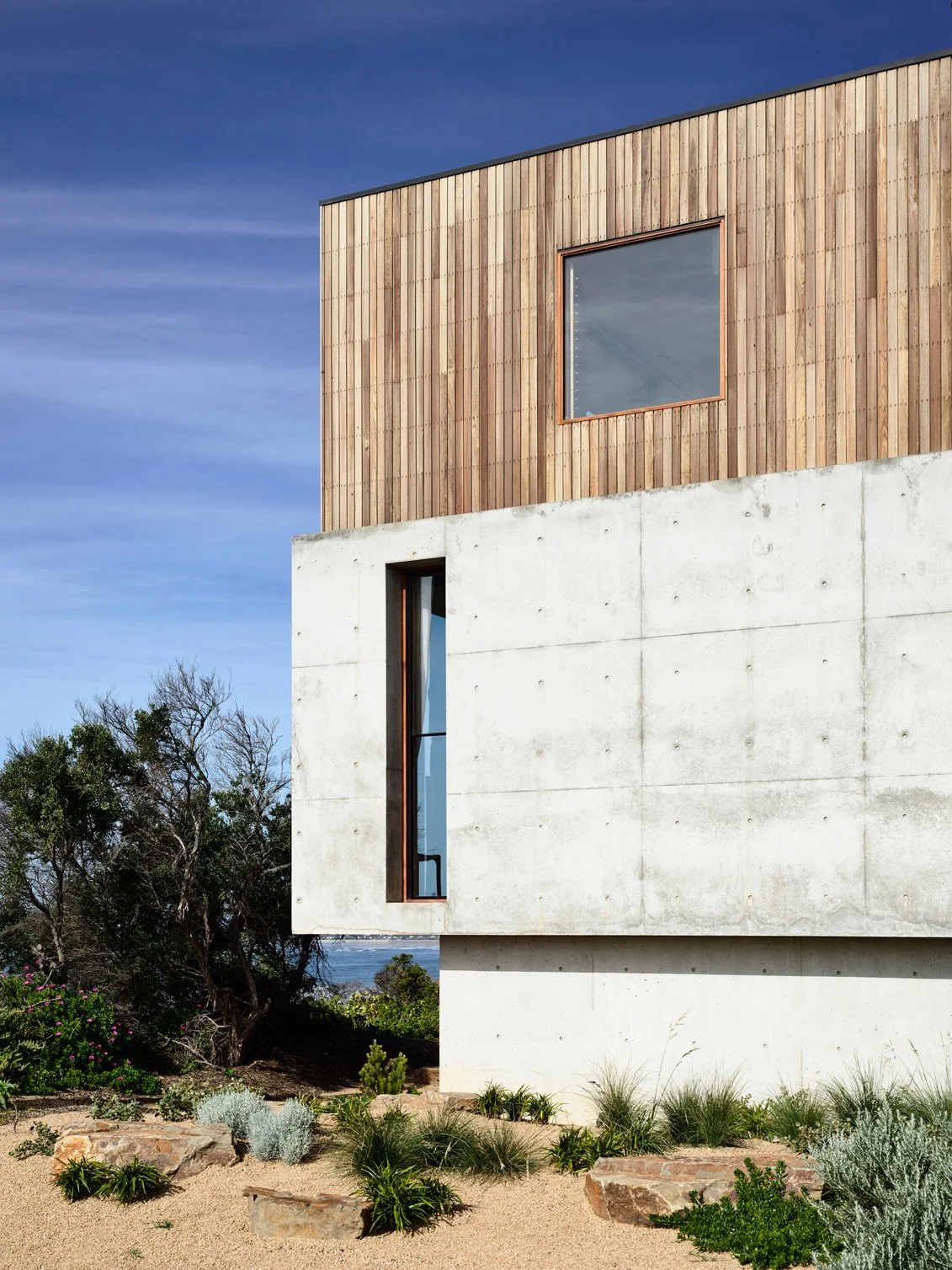 Rugged-Yet-Refined-Cliff-House-by-Auhaus-Architecture-Ocean-Grove-VIC-Australia-image-002.jpg