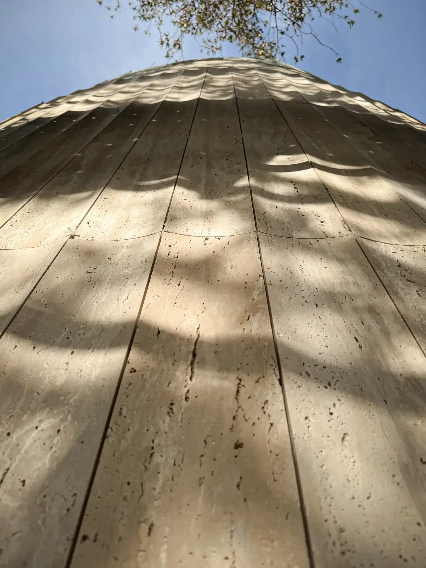Curve-travertine-house-1.webp
