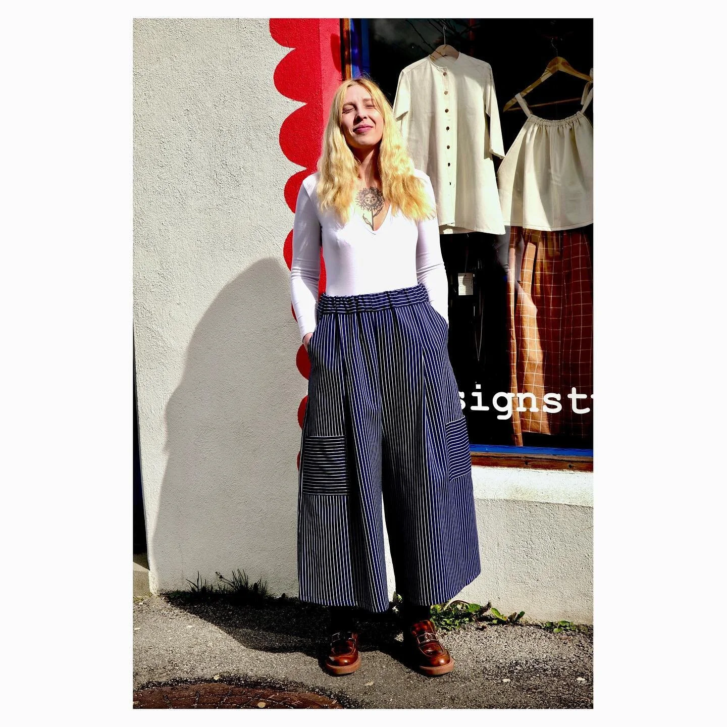 Sol, fint bes&oslash;k, og busserullbukse med @paulinabzdzikot 

#norskdesign#designtalkingaboutdesign #lekneformer#playfulshapes#polishdesigner#b&aelig;rekraftigdesign#sustainabledesign#happyday