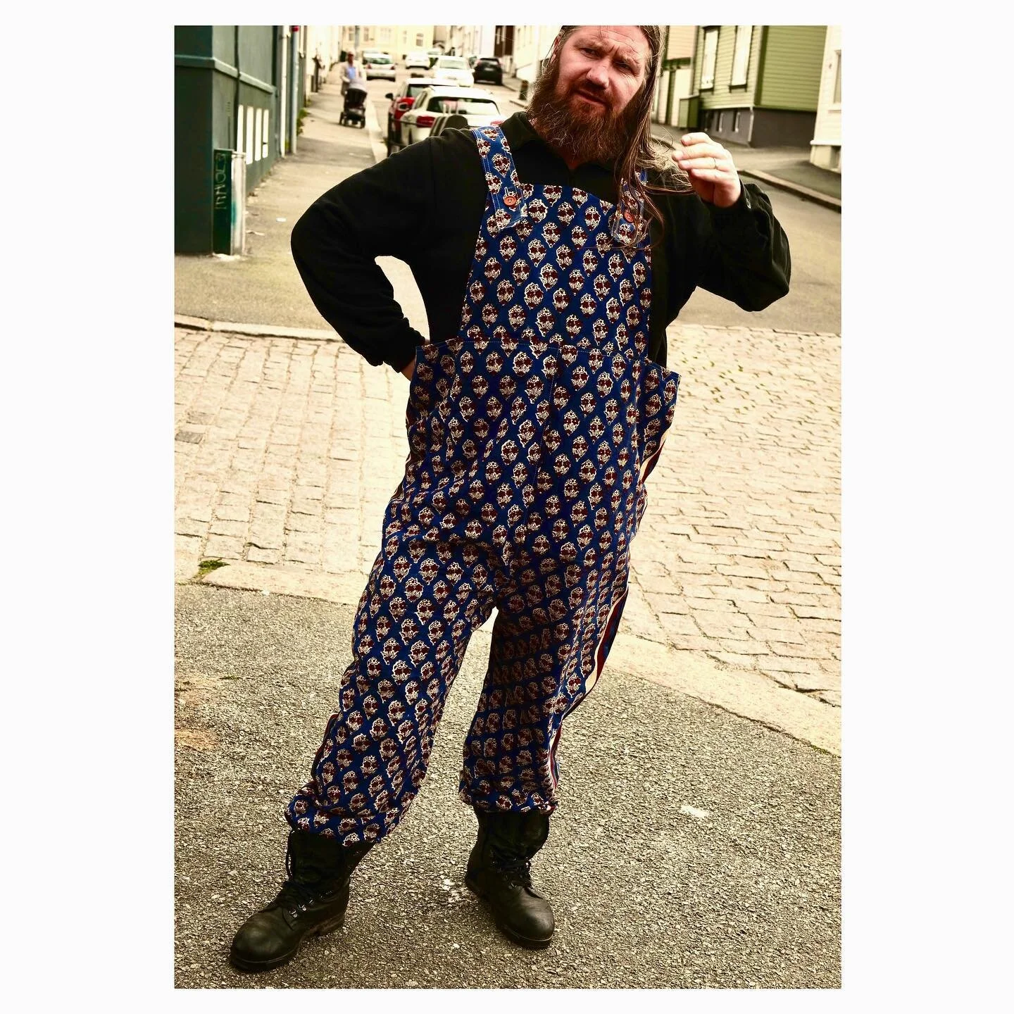 Hva ser dere? Jo, @frujohnsenssoppognyttevekster i ny sankebuksemodell. Den er pyntet med blomster for testanledningen og for &aring; ha det litt g&oslash;y, men den kommer til &aring; lages i heavy h&aring;ndvevd denim.
Fin eller? 

#norskdesign#wor