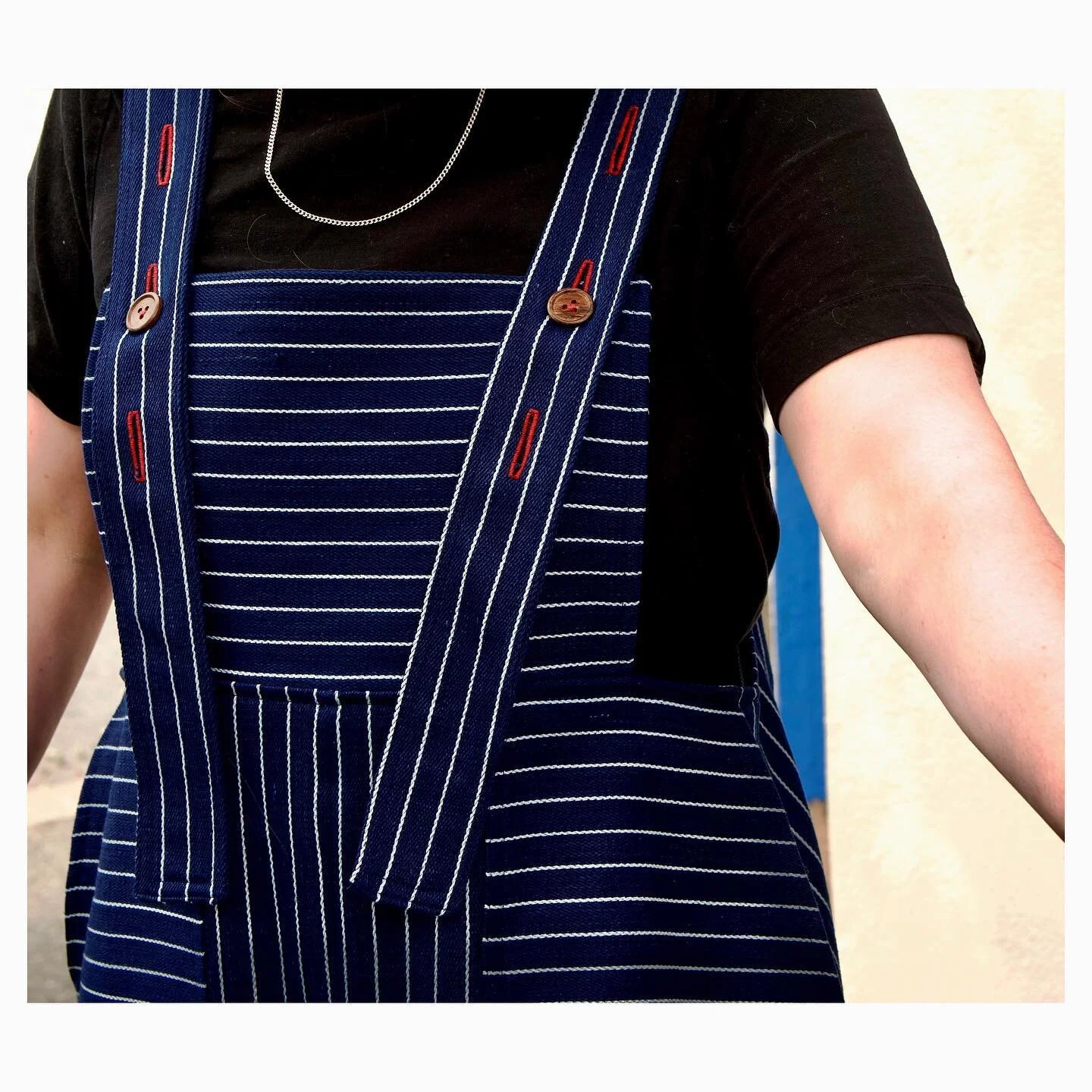 Nydelige @augustineohagan med ny kul kjole i h&aring;ndvevd spesiallaget denim som er b&aring;de tykk, organisk og h&aring;ndspunnet, og farget av egne kolorister med indigofarge. Visste dere at indigofargen i bruk p&aring; kl&aelig;r kommer fra Indi