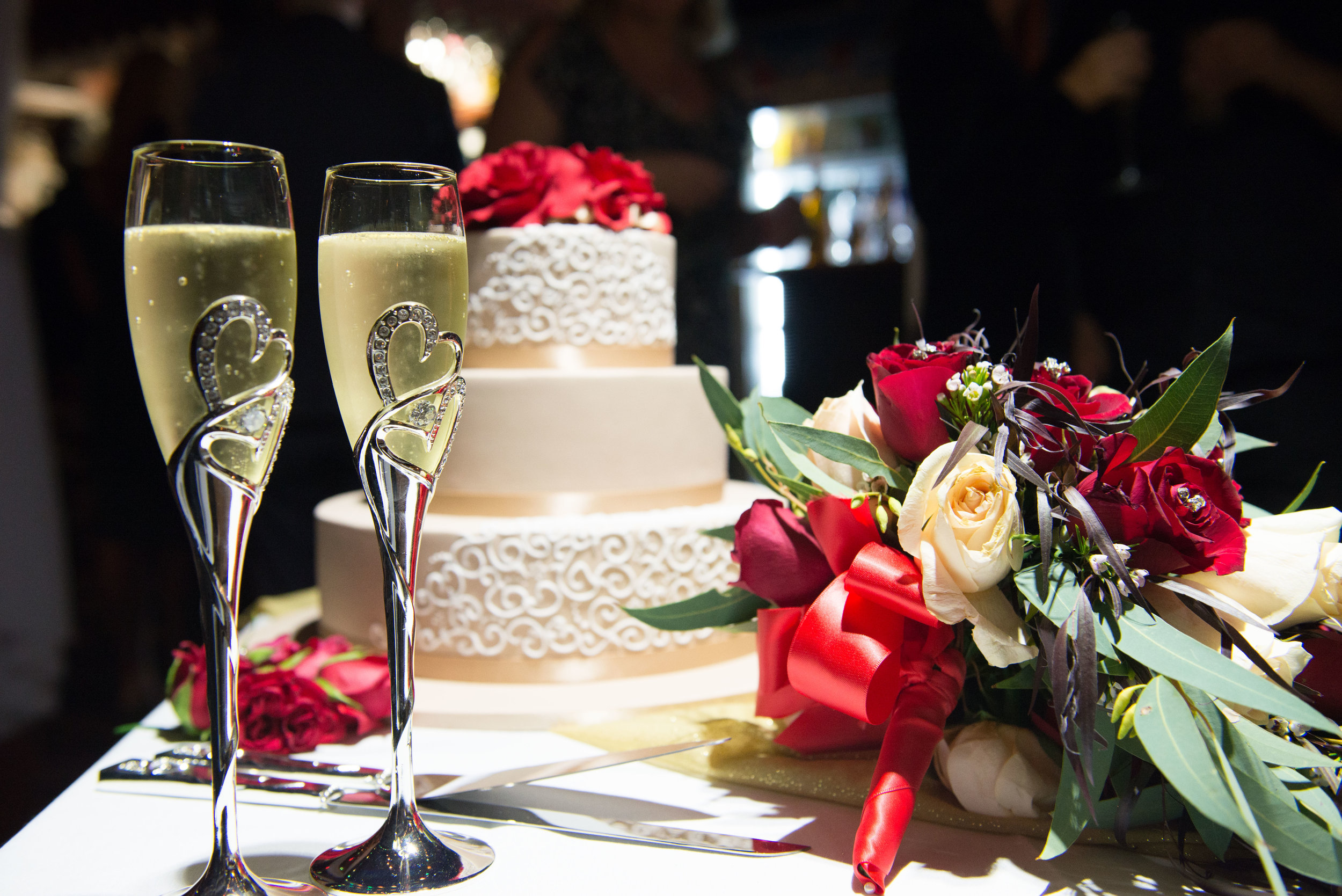 Belle wedding cake glasses champagne flowers brindley.jpg