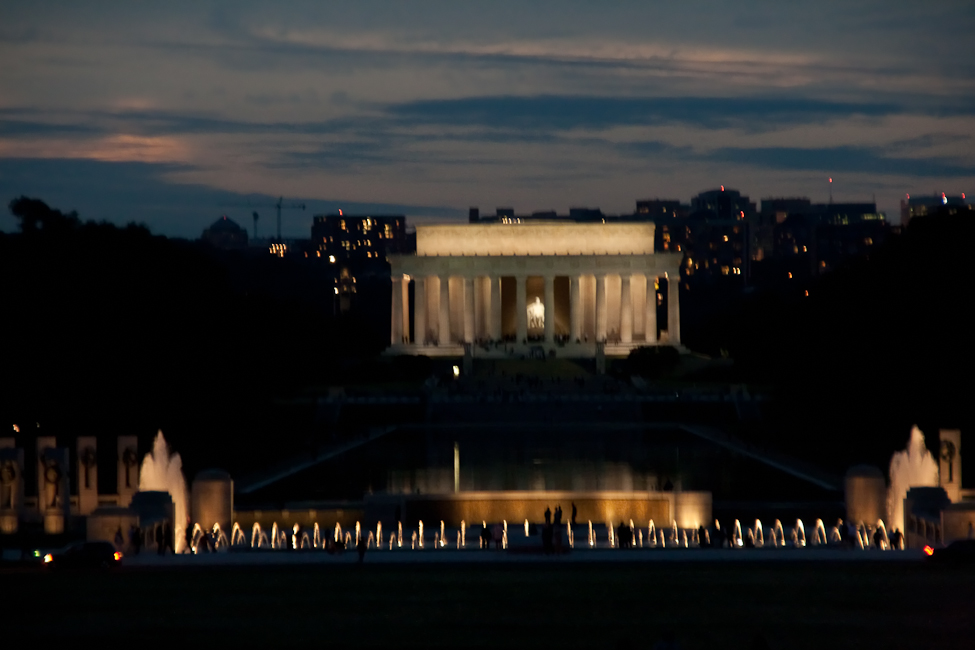 Lincoln_Memorial_and_WWII_mem.jpg