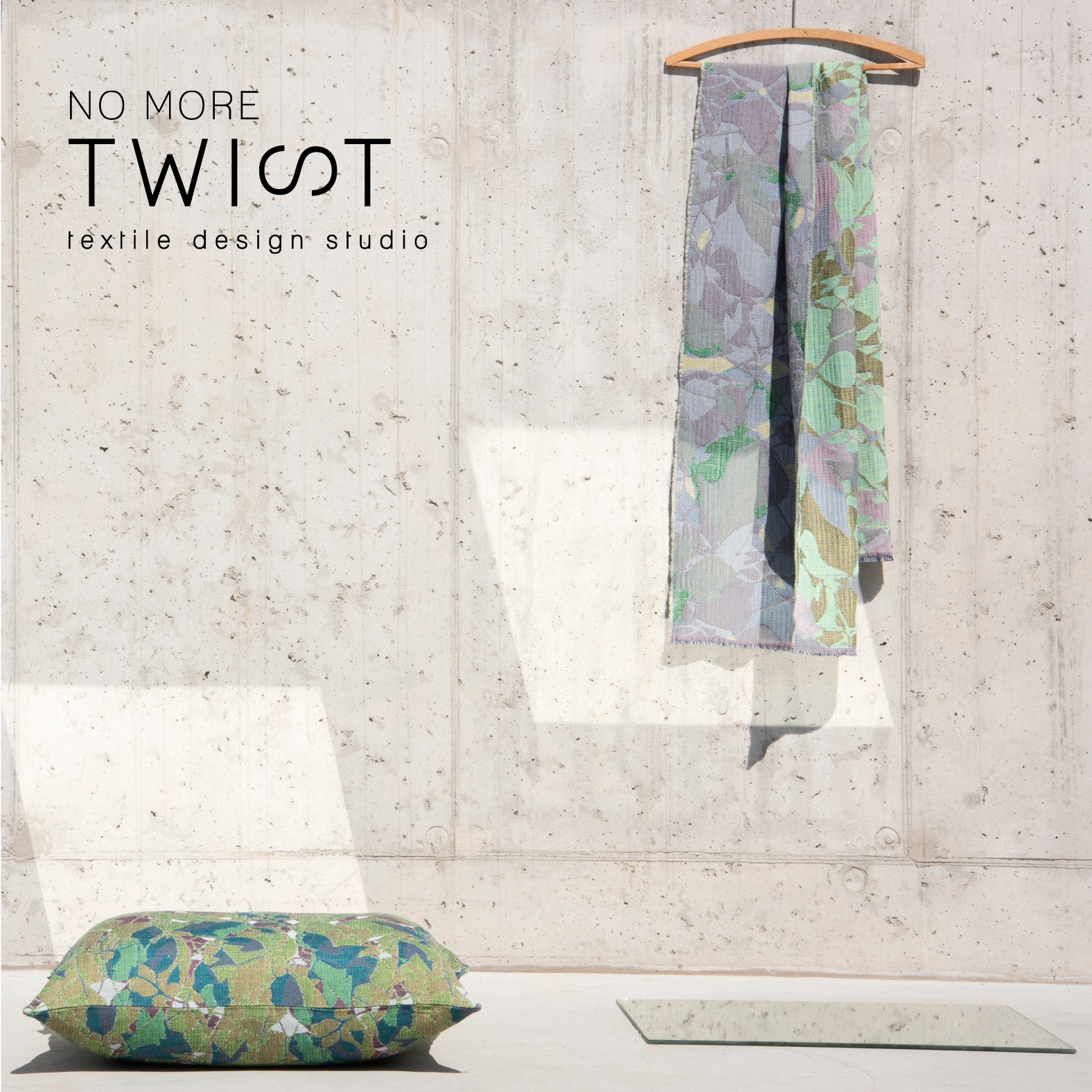 A la fois lieu de recherche et marque d’objets textiles, le projet NoMoreTwist réunit Marie Beguin, Anne de Prémare et Michèle Populer autour d'un métier à tisser. L'ADN de la marque, c'est le textile tissé. Chaque nouvelle réalisation part d’une réflexion sur le fil lui-même, son épaisseur, sa texture, sa couleur et, surtout, les multiples manières de l’entrecroiser. Les collections sont 100% produites en Belgique, en collaboration étroite avec un tisseur et un atelier de confection.
