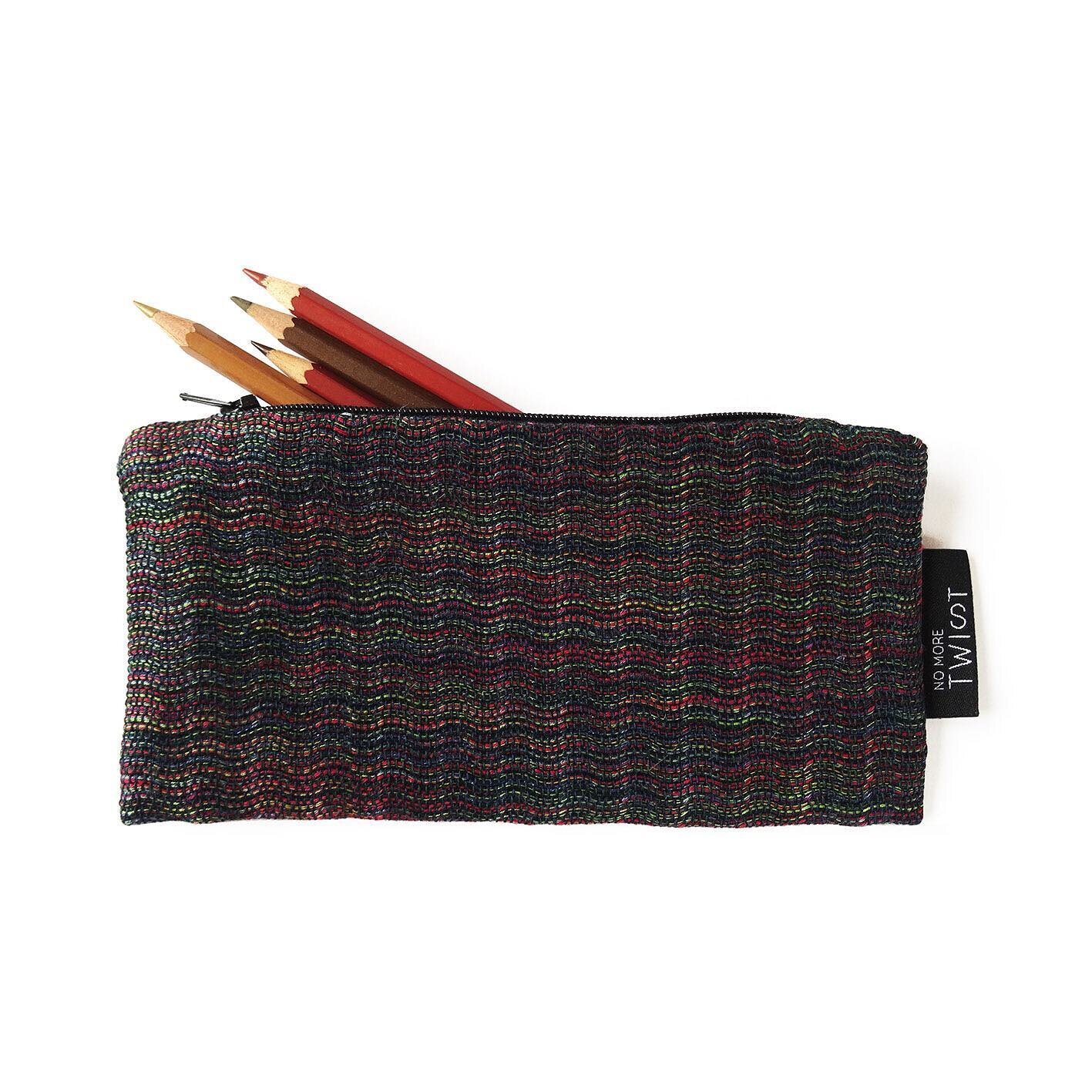 Une autre variante color&eacute;e d&rsquo;une trousse fabriqu&eacute;e en s&eacute;rie limit&eacute;e confectionn&eacute;e et tiss&eacute;e &agrave; la main &agrave; Li&egrave;ge (BE).
.
.
.
#handwoven #textile #loom #pouches #penkit #weave #colors #