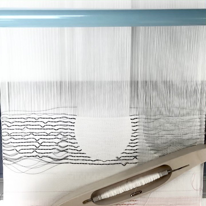 Voilage
.
.
Tissage jacquard r&eacute;alis&eacute; sur le m&eacute;tier &agrave; tisser #tc2loom du @texlabliege 
.
.
.
#textile #sampling #sample #textiledesign #jacquard #weaving #ontheloom #process #design #fabric #transparency #yarn #movement #ci