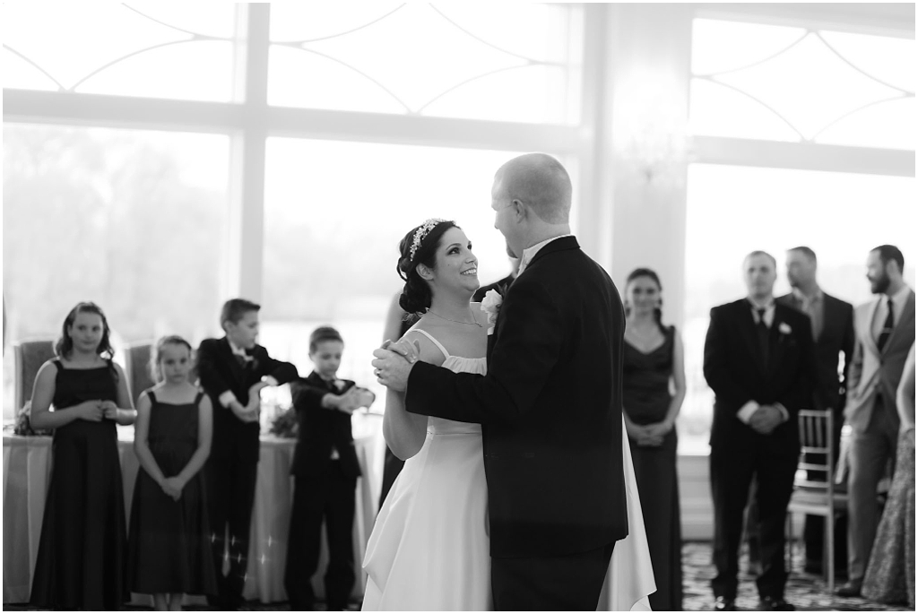 Clarks Landing Wedding photos first dance