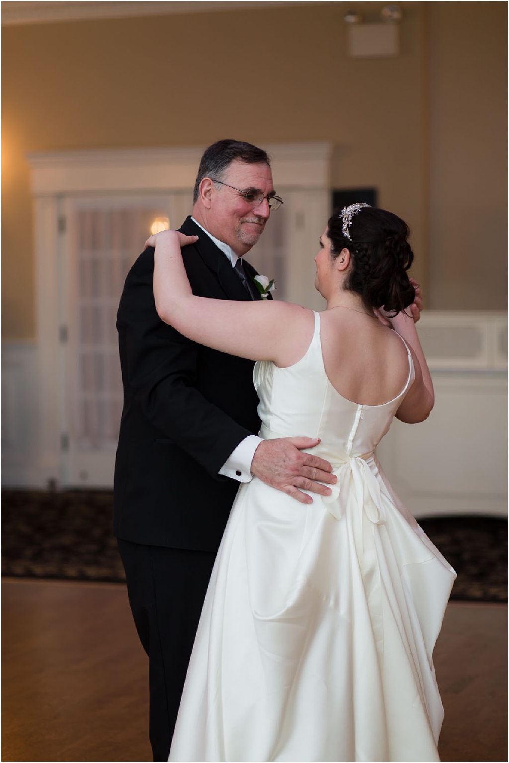 Clarks Landing Wedding photos first dance