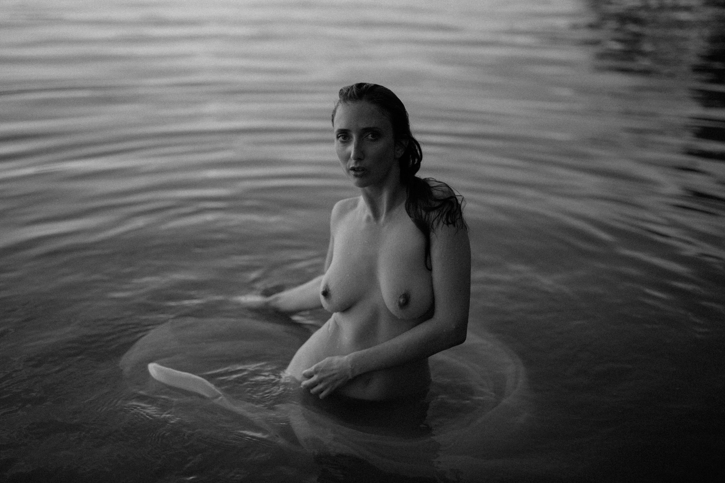 outdoor intimate portrait. black and white. boudoir inspiration. underwater nude. underwater boudoir. art model. anoushanou. ohio boudoir photographer. sarah rose photography. i am sarah rose.