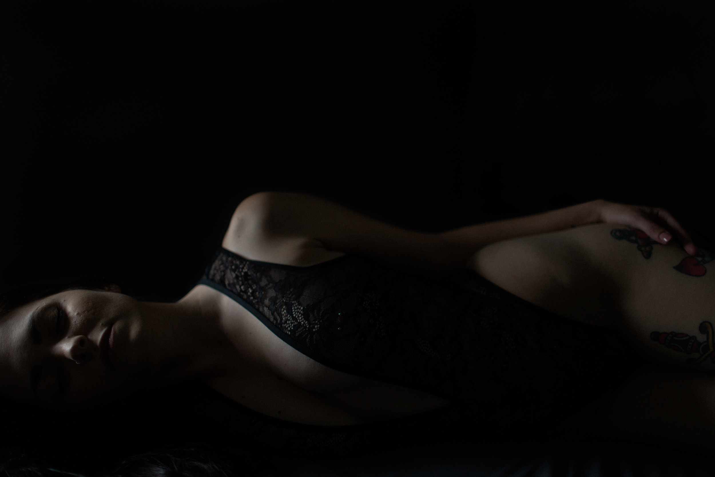 indianapolis boudoir photographer. fort wayne boudoir photographer. moody boudoir photography inspiration. intimate lifestyle photography. sarah rose photography. i am sarah rose.