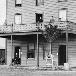 Dirty Dan Harris Hotel ca 1886-001.jpg