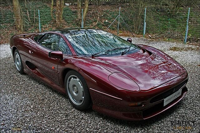 Still fast and still beautiful 🇬🇧
.
.
#jaguar #jaguarxj220 #classicjaguar #jaguarracing #britishclassic #classiccars #classiccarsdaily #supercars #perfectcarcar #detailing #derbyshire