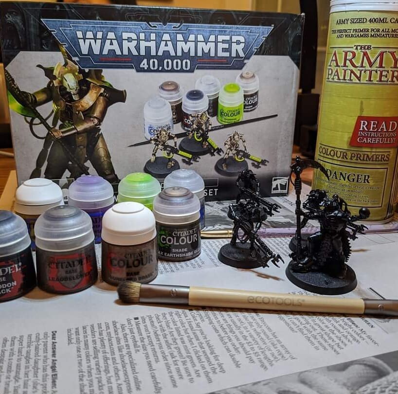 Join @kirkmanbrandon tonight at 8pm on the Desks &amp; Dayjobs Twitch for a live painting of Warhammer 40k miniatures! 
📺 twitch.tv/desksanddayjobs
⚔ Follow @desksanddayjobs for more magical adventures
⚙ Follow @machineculture for more Chicago-based