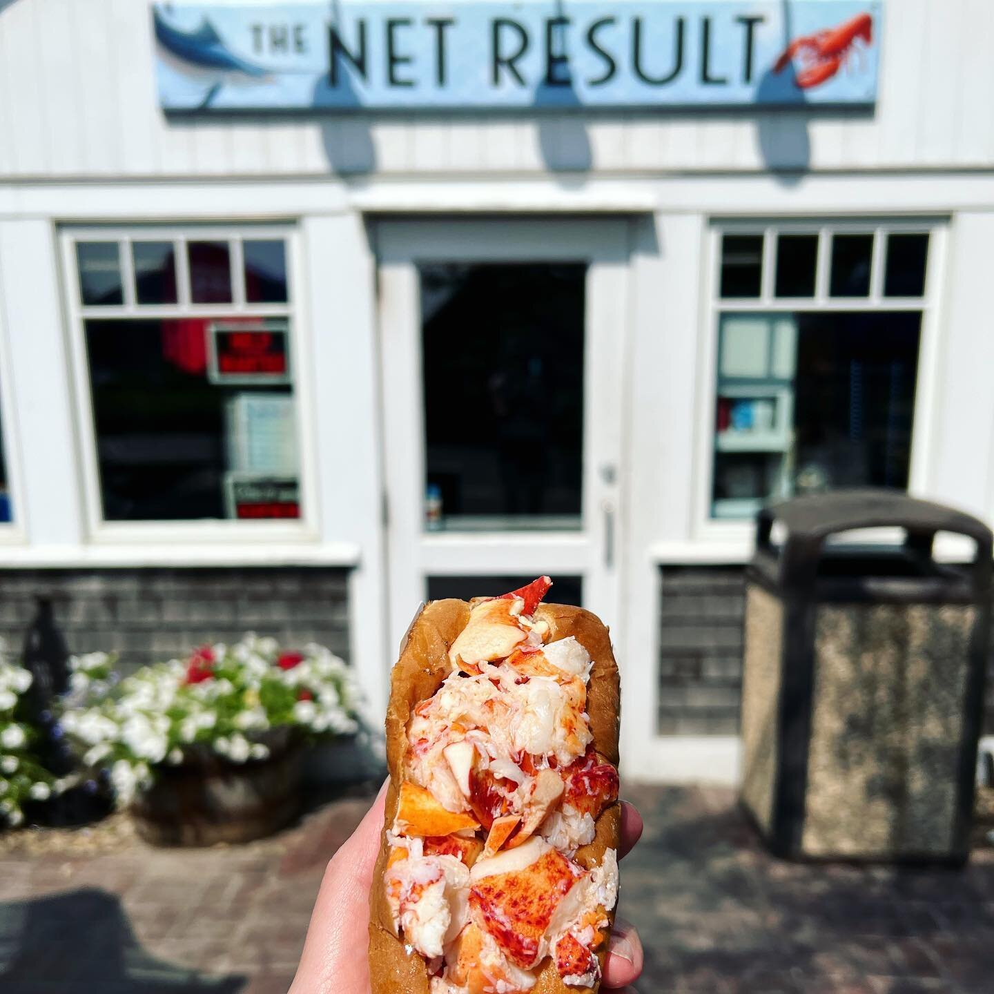 Lobster roll! Can&rsquo;t go wrong with lobster from The Net Result in Vineyard Haven, Martha&rsquo;s Vineyard, Massachusetts.
.
.
.
#marthasvineyard #vineyardhaven #lobster #lobsterroll #lobstah #eatingfortheinsta #eeeeeats #instayum #foodstagram @t