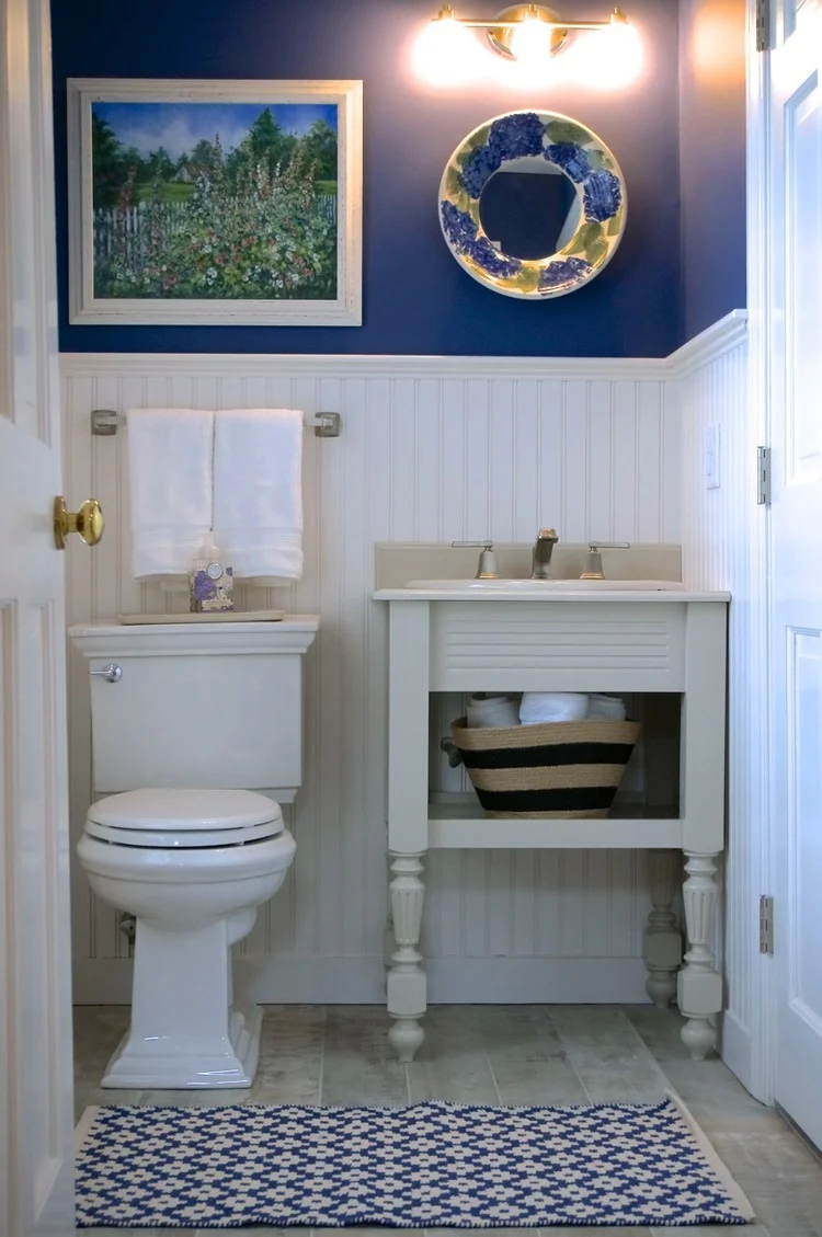 Powder+Room+Off+Hallway.jpg