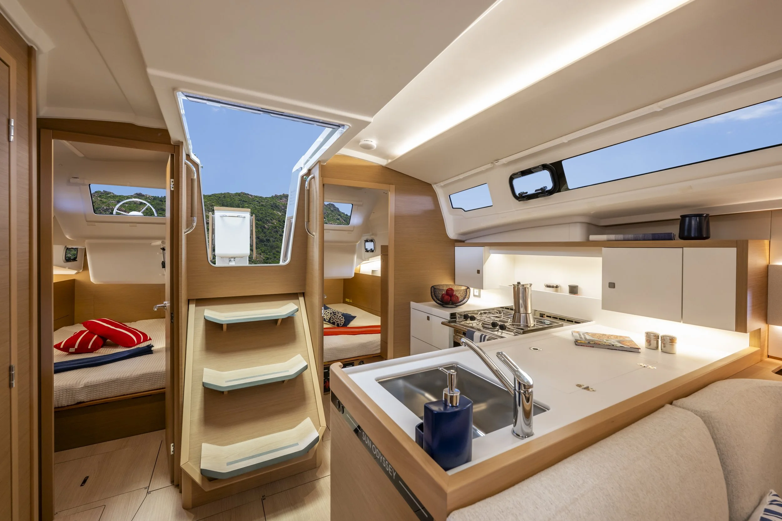 5 SUN_ODYSSEY_415_INTERIOR (4).jpg