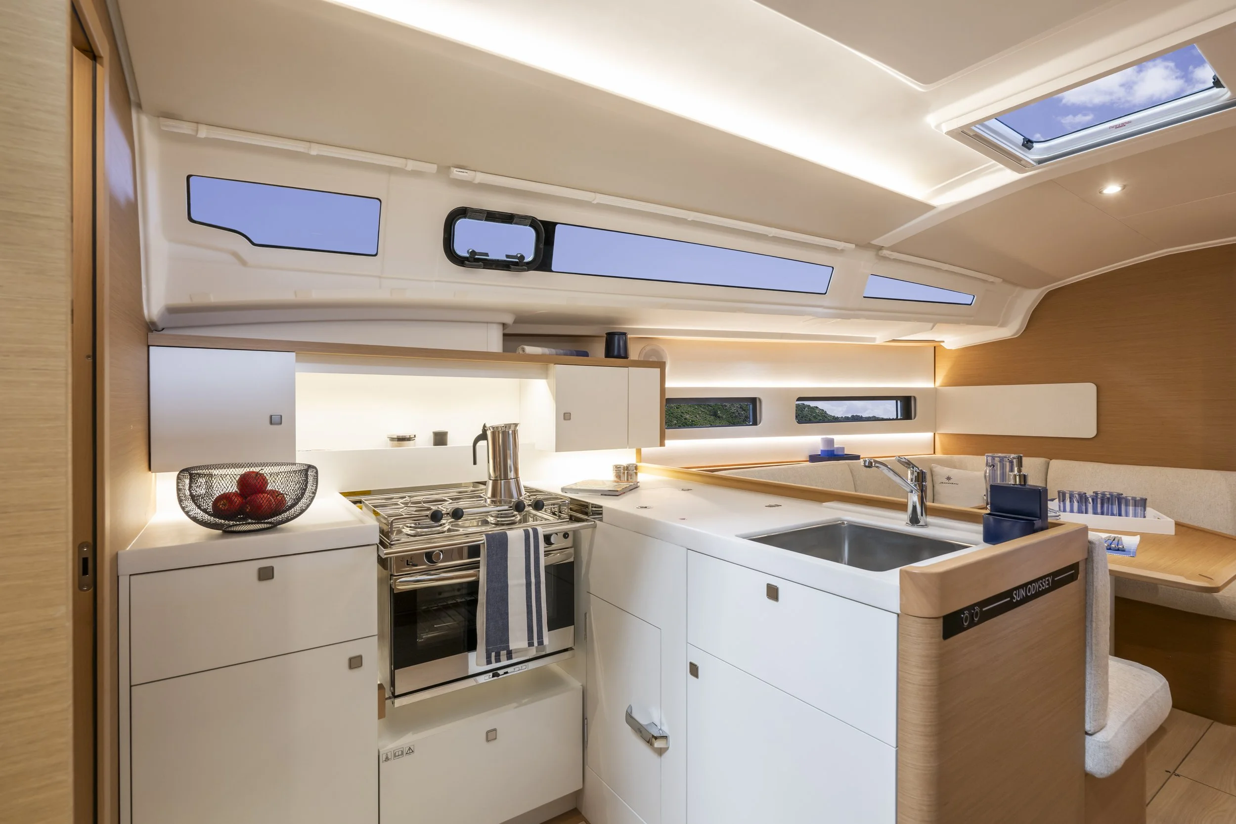 9 SUN_ODYSSEY_415_INTERIOR (3).jpg