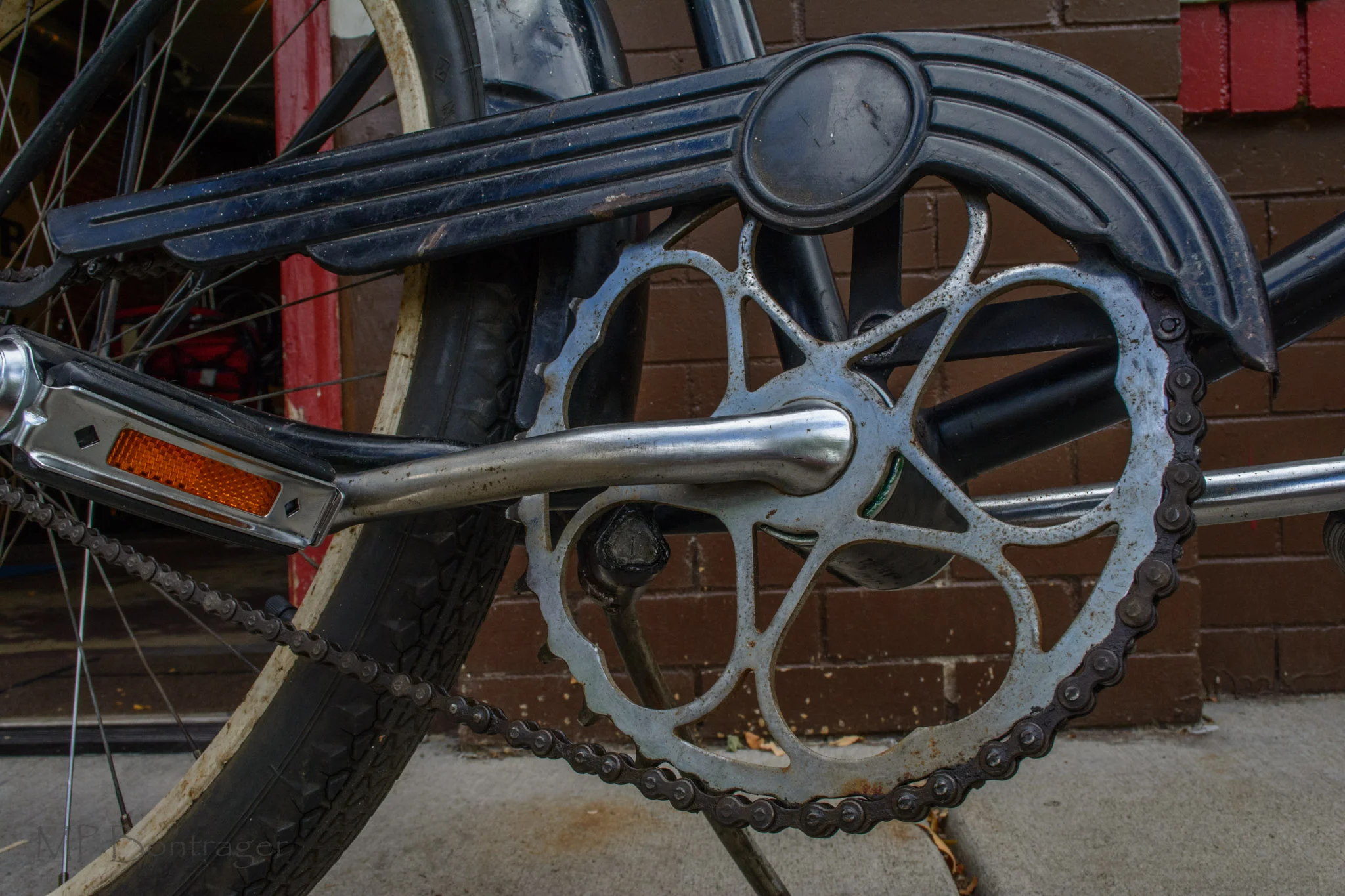 Chain rings used to be a detail that bicycle manufacturers could display some style. I have seen birds, stars but hearts may be my favorite. Why did this fall out of standard?