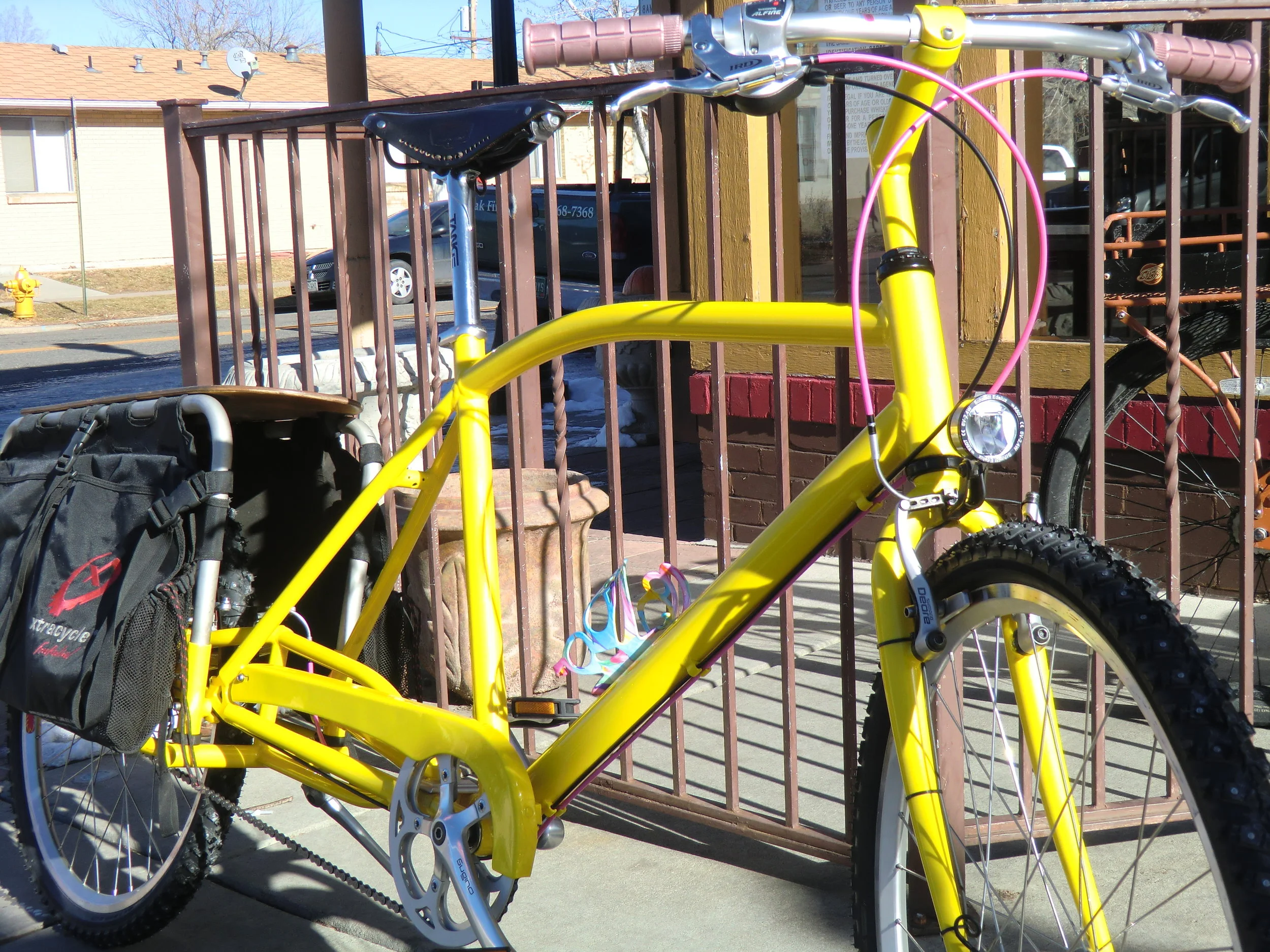 Nokkian studded tires, Alfine 8-speed IGH, dynamo light system with the SON headlight, SKS fenders have since been added. Cargo bikes handle very well on slick roads.