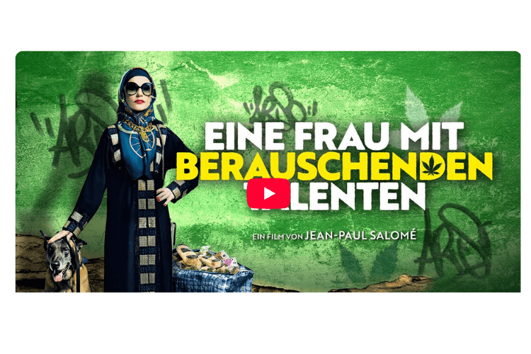 Filmplakat von "Eine Frau mit berauschenden Talenten": Eine elegant gekleidete Frau mit Sonnenbrille und gemustertem Kopftuch steht vor einer grünen, mit Graffitti besprühten Wand. Neben ihr ein Schäferhund und eine Tasche mit Geldscheinen.