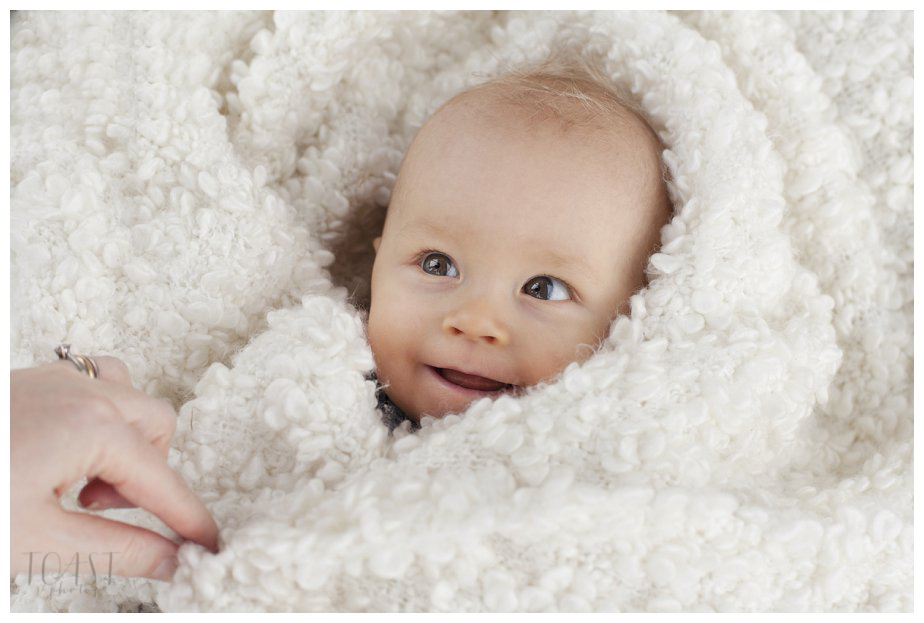 Hymyjä-valokuvaajalle-lämpimän-viltin-suojasta