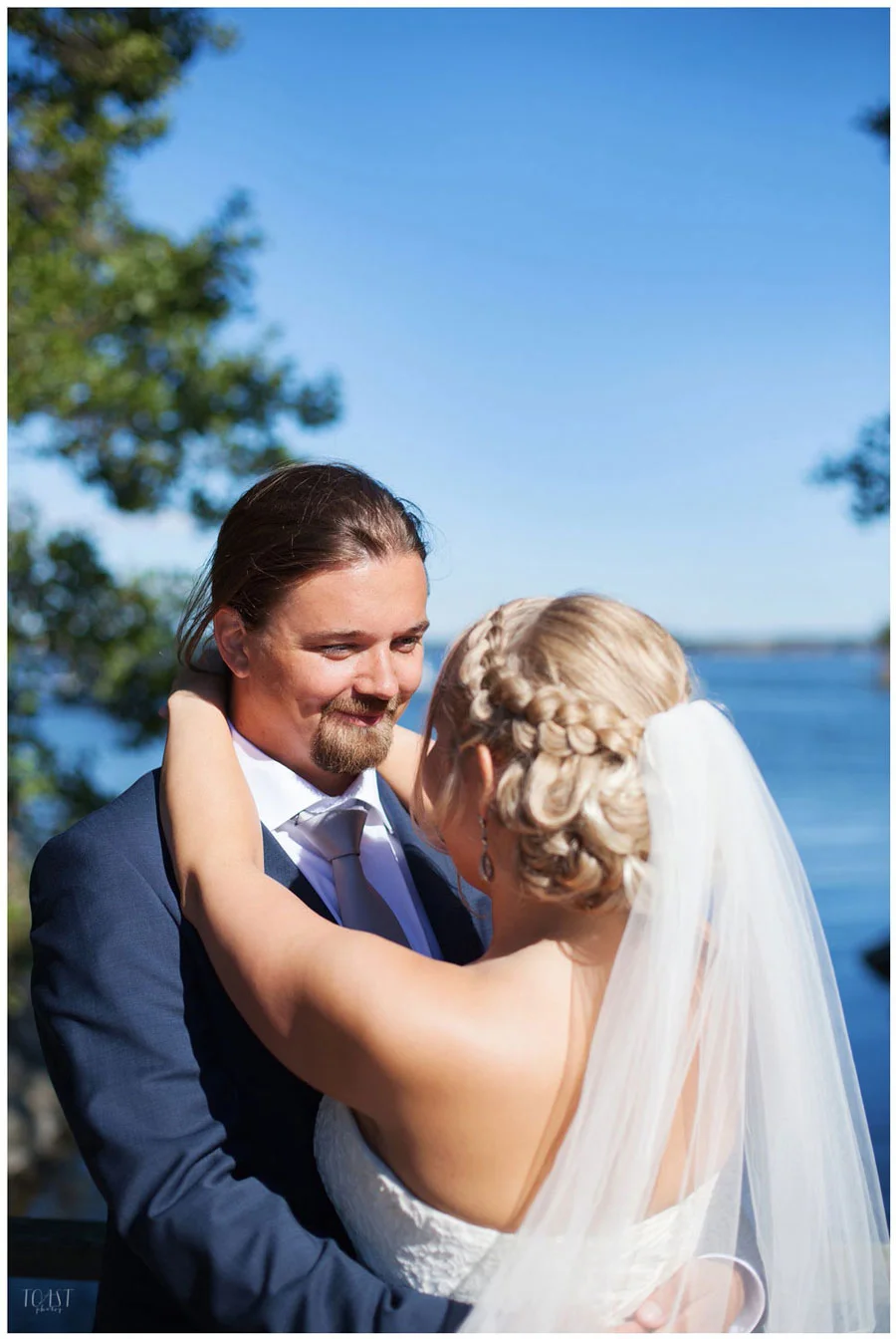 Sulhanen katsoo morsianta hääkuvauksissa Helsingissä