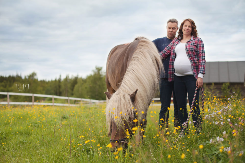 Koko perhe kuvauksissa Rovaniemellä