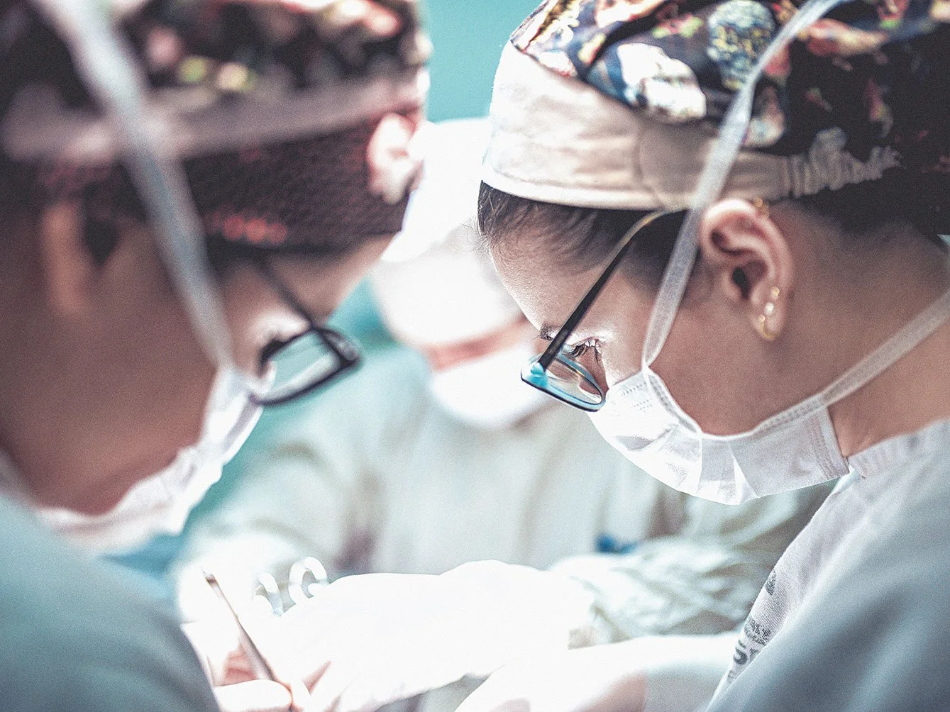 female-surgeons.jpg