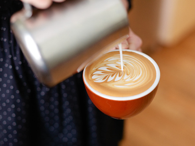 An example of the free pouring method for a rosette design