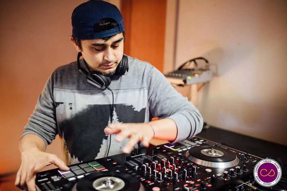 We're excited to start our rolling lineup of vendors & artists for this years Beverly Comic Con 4 & we couldn't be more excited to welcome back DJ Noel Snow . Noel will be spinning tunes throughout the day plus welcoming in some surprise guest sets to be announced as well! #BeverlyComicCon #DJNoelSnow π· credit to John Andrews of Creative Salem β with Noel Snow at Studios at Porter Mill .