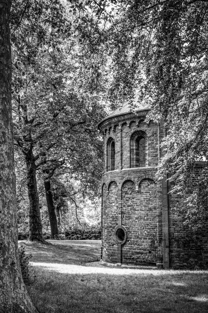 Nijmegen-chapel-ruins-face-steve-hartman-art-sharable.jpg