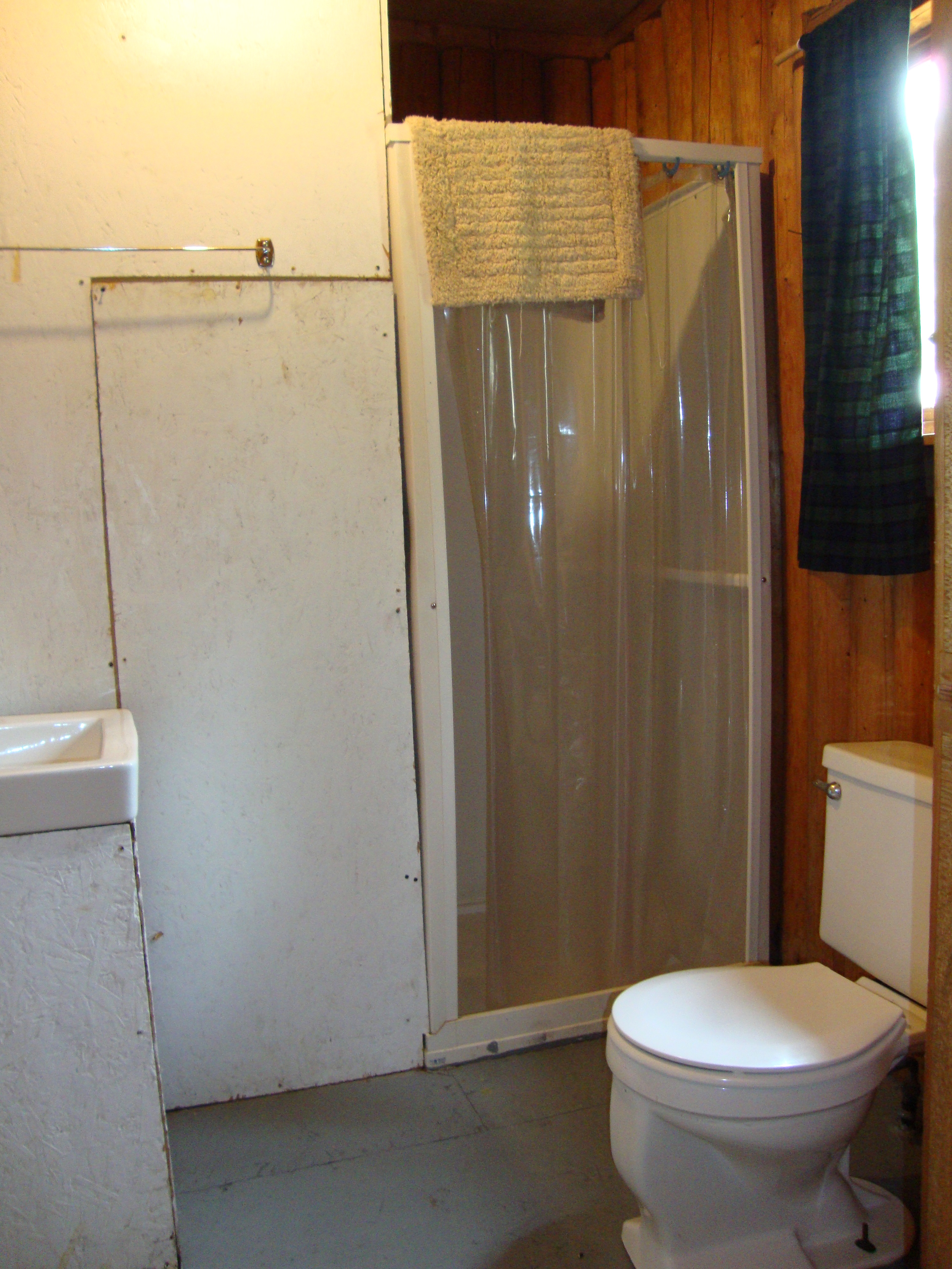 Cabin 1-3 Bathroom.jpg