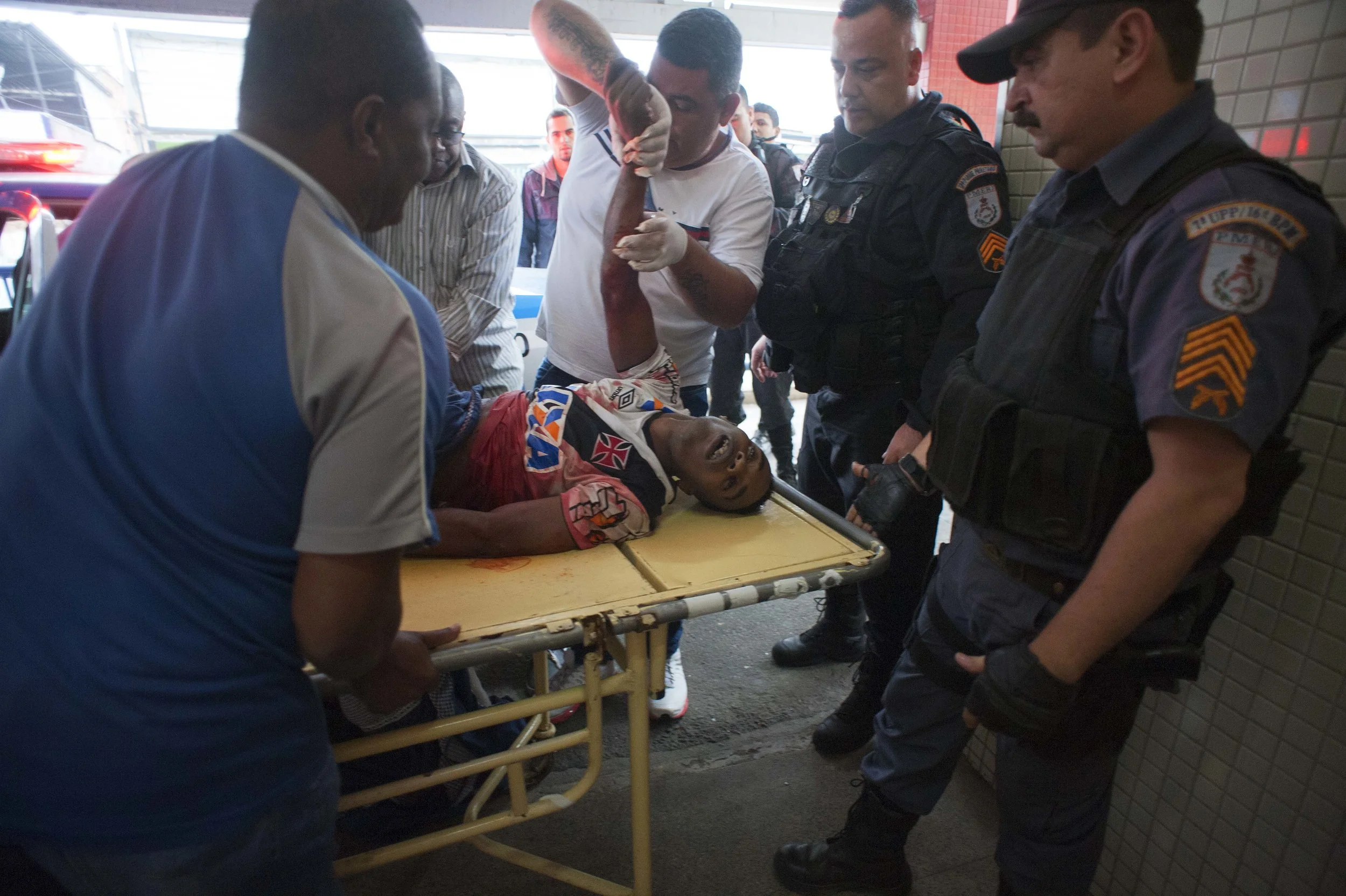 Dead young black man is taken inside the Hospital Getúlio Vargas after confrontation with the military police