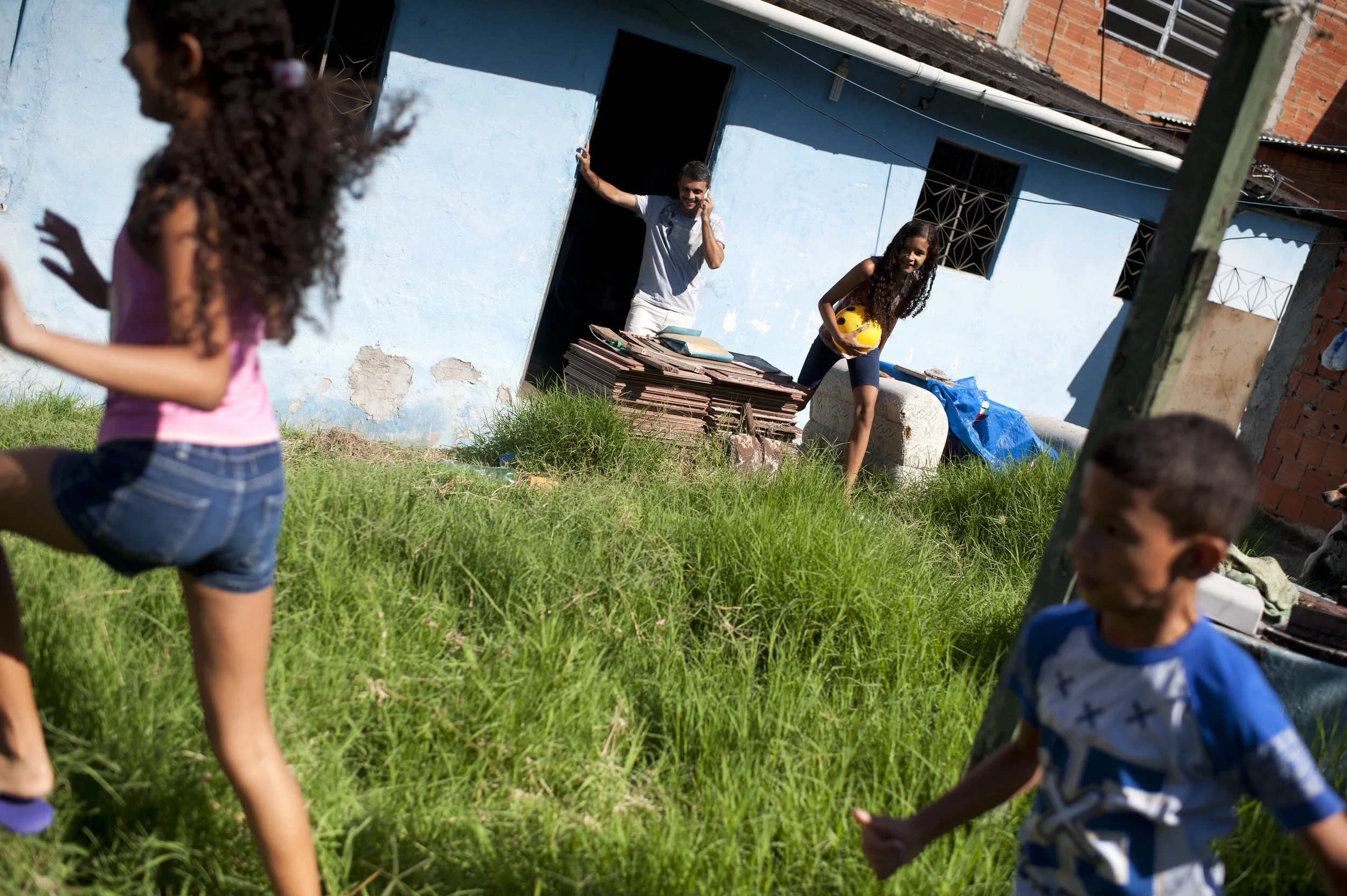 Pedro Ferreira de Paulo, 37 years old, does not let his children to go out in reason of fearing violence, forcing them to stay in the yard. Even the eldest daughter, Gabriela da Conceição, 14 years old, can not go to the bakery. A part of her, there are other three: Maria Eduarda da Conceição Ferreira de Paula, 13; Isabelly da Conceição Ferreira de Paula, 11 years old and Pietro da Conceição Ferreira de Paula, 9 years old. They live in the Cachambi neighborhood, north of the city.
