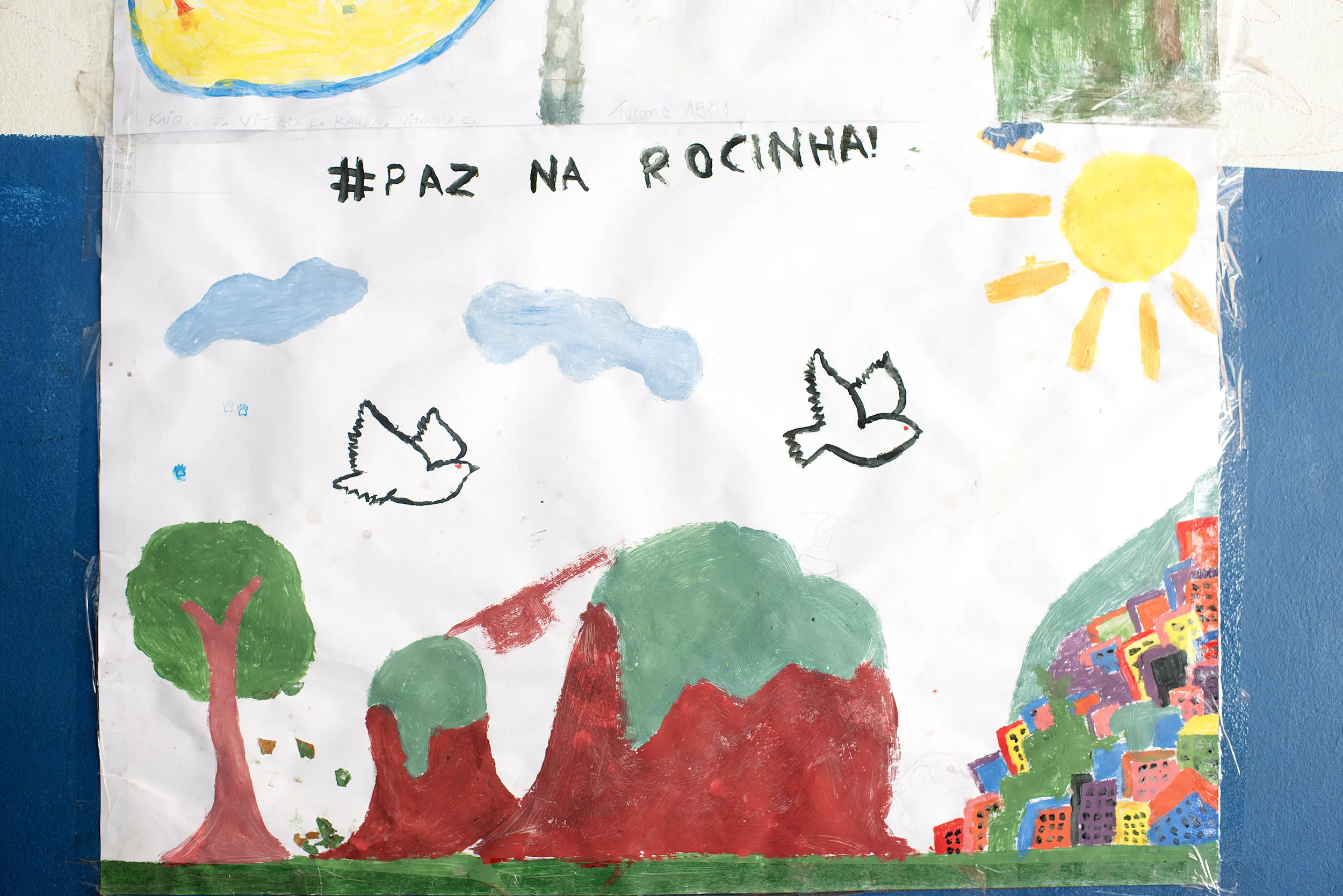 Poster drawn by students at the Municipal School Luiz Paulo Horta asking for peace in the favela of Rocinha.