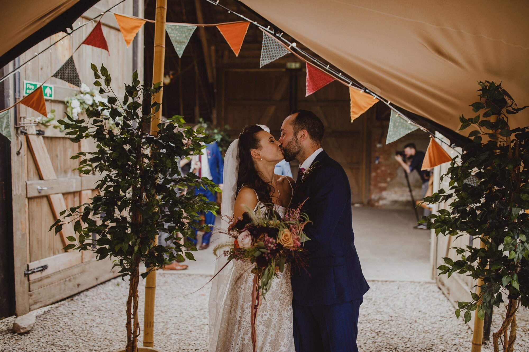 wiltshire-barn-wedding_0086.jpg