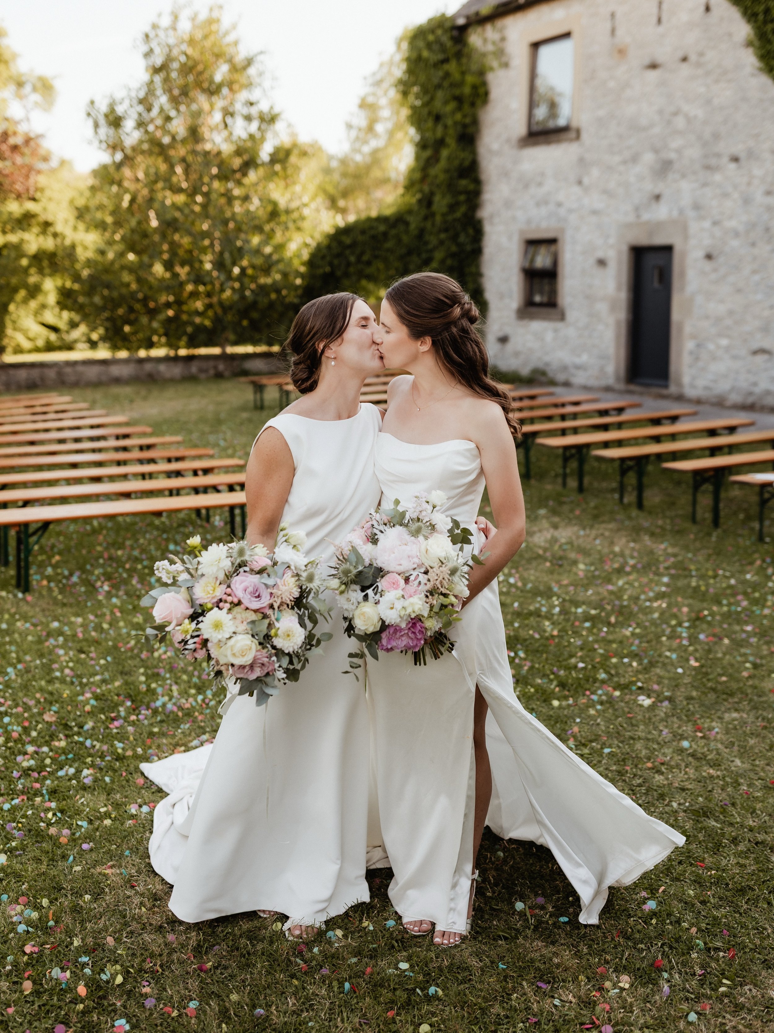 This time last week with Sally &amp; Harriet @peakdistrictholidaybarn 

//

Harriet
Bridal boutique - @milan_bridal
Dress designer - @justinalexander 
Hair - @lovedup_bylucie 
MUA - @rach_keeleymua

Sally
Hair - @bridalhairbyphoebe
MUA - @giselasophi