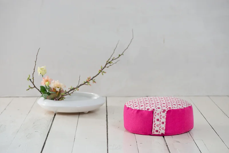 Different Ikebana arrangements were used to match the two different cushion sizes