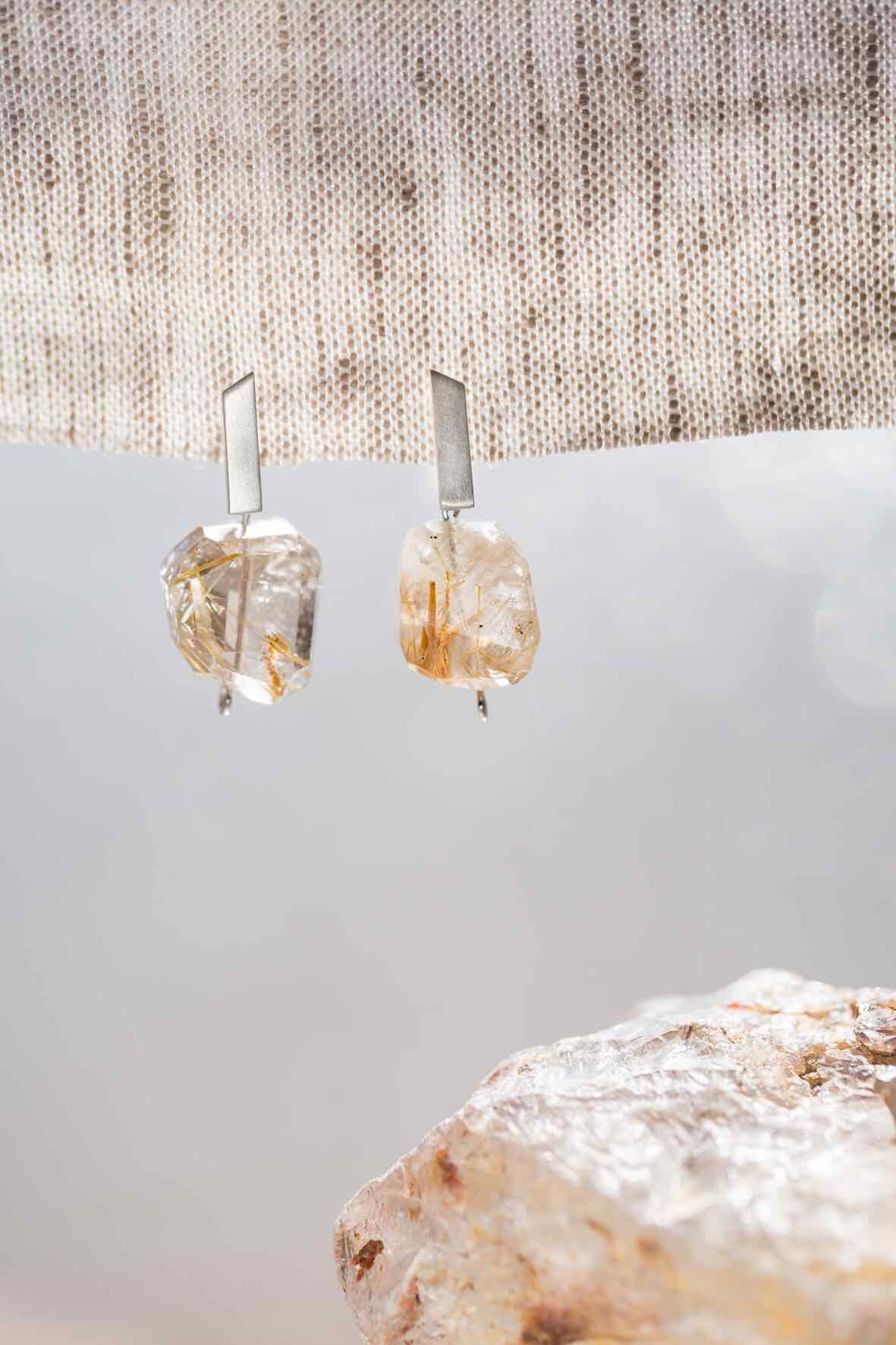 dangling rutilated quartz on small flat bar bis 01.jpg