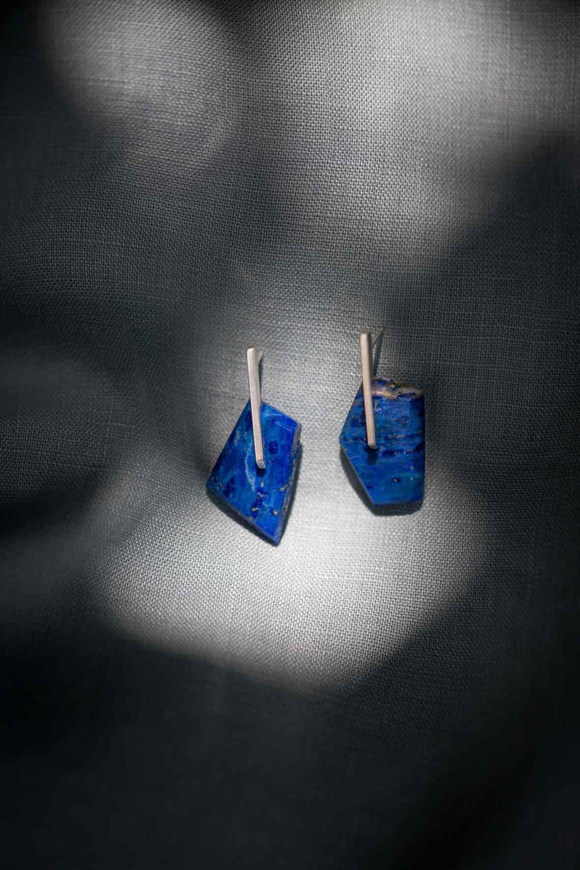 geometrical lapis lazuli on medium flat bar - 01.jpg
