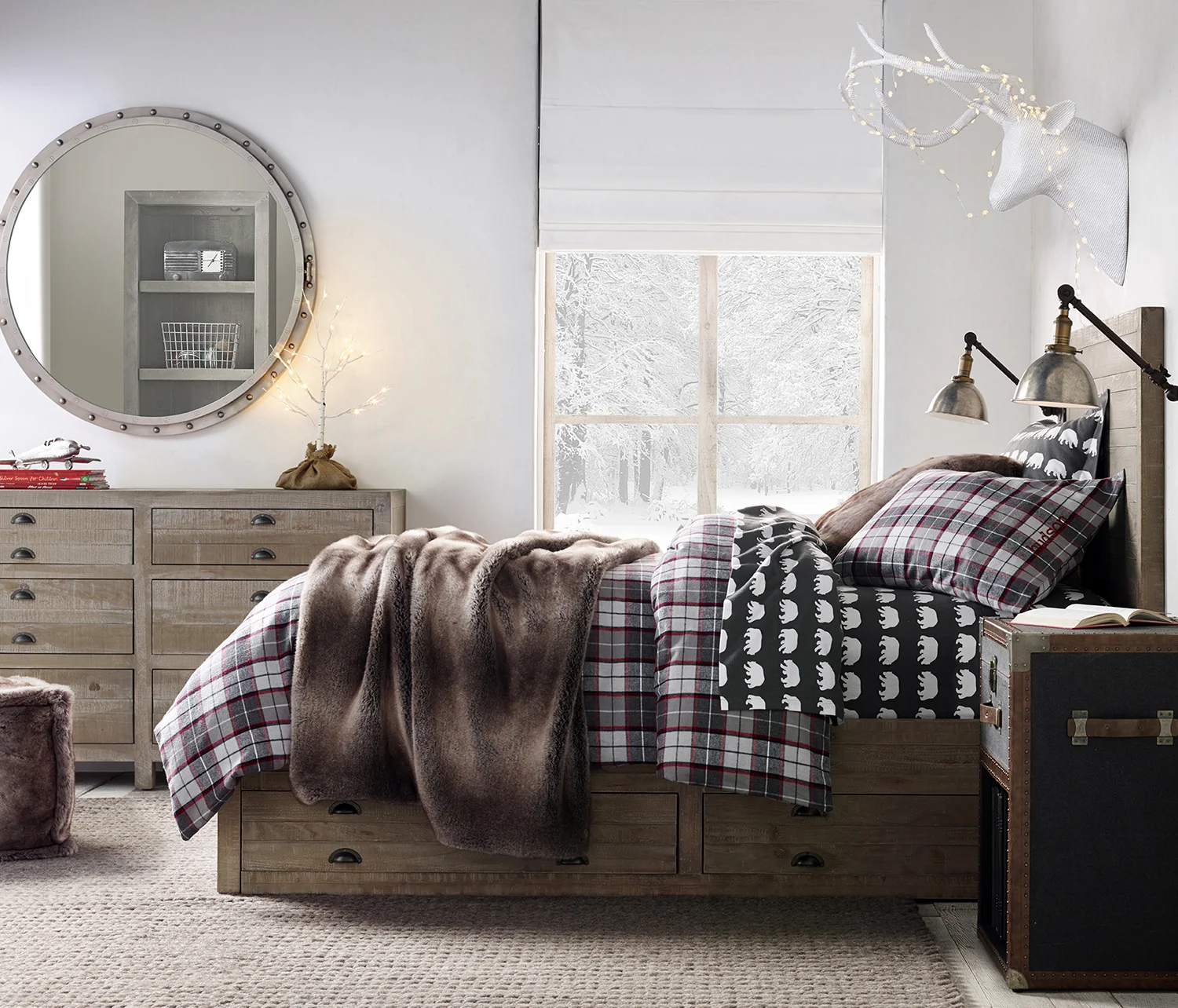 H46_Weller_Bedroom_Main_41107_Mirror_Pass_150.jpg