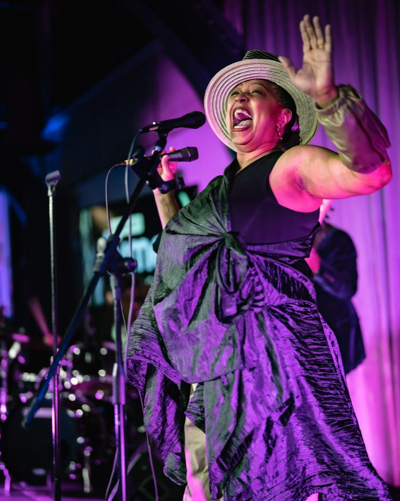 We love a &quot;note&quot;-worthy performance. 🎤

#welovewhatwedo #tbt #gala #nyc #eventdesign #events #benefit #decor #ambiance #moodlighting #philanthropy #fundraising #entertainment #lighting #lightingdesign
