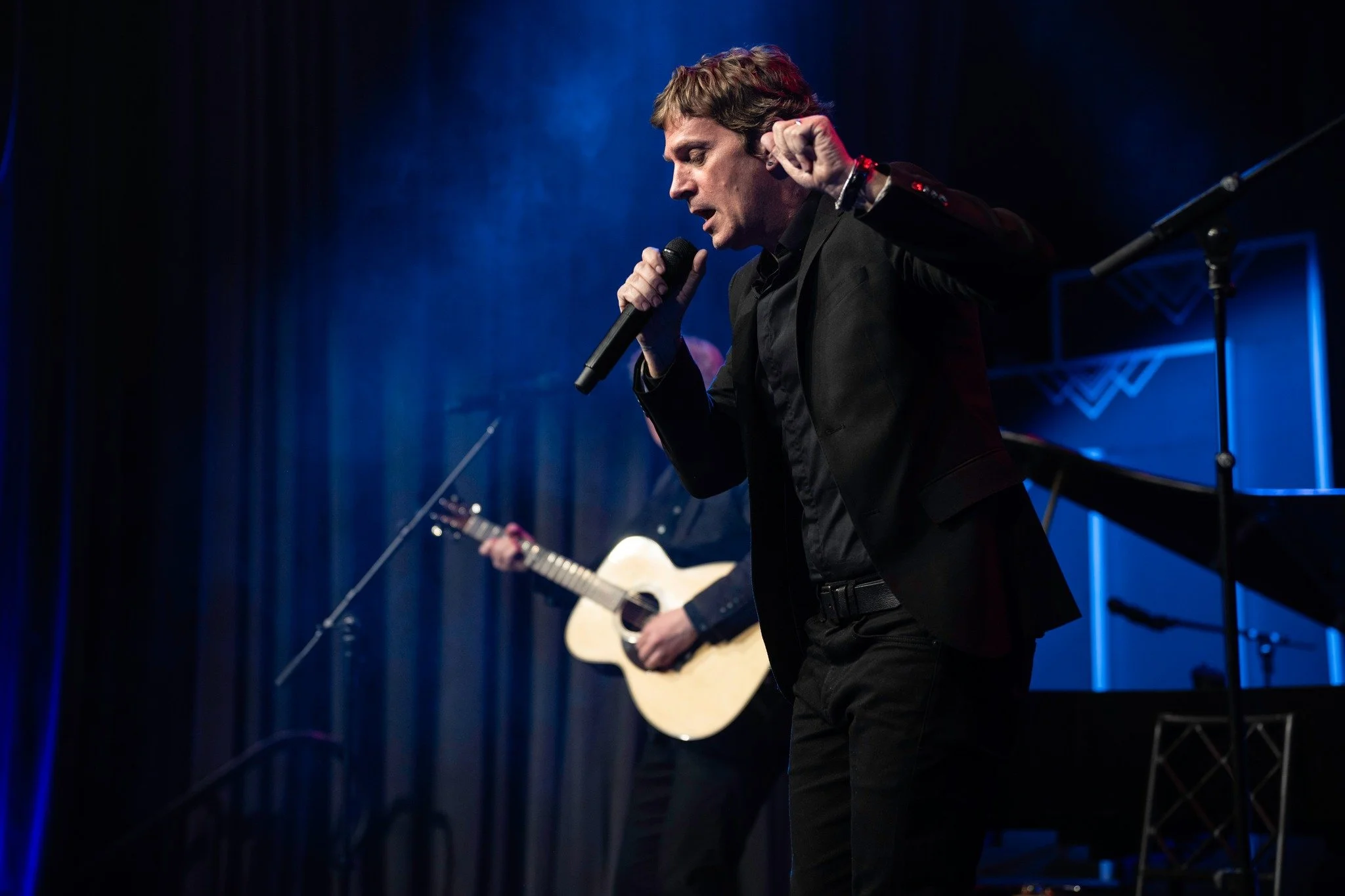 When Rob Thomas takes the stage, the whole room feels electric. 🎤

#gala #nyc #eventdesign #events #benefit #decor #philanthropy #fundraising #entertainment #lightingdesign #robthomas