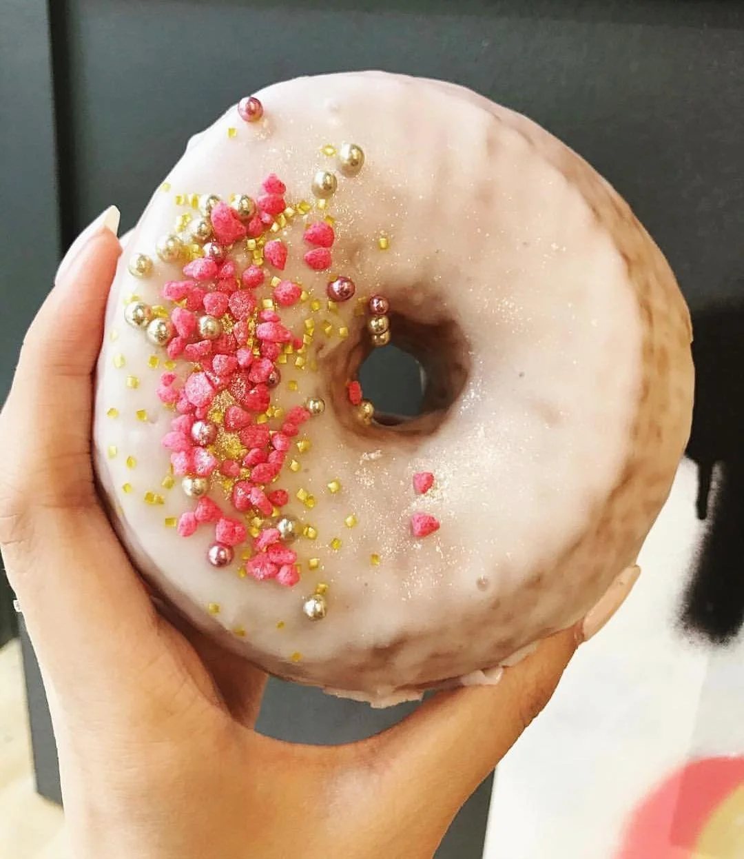 This Prosecco infused doughnut from is what dreams are made of!😍🥂🍩 

#prosecco #cocktails #eeeeeats #sparkles #donuts #doughnuts #pink #nyc #nycfood #foodie #dessert