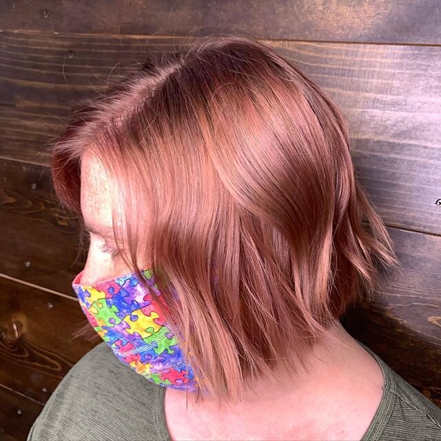 I was instantly jealous of her hair once we were finished coloring it 🤩
.
.
.
@modelesalon #modelesalon #modelesalonoregoncity #oregoncityhair #pdxhair #portlandhair #oregoncityhairstylist #pdxhairstylist #portlandhairstylist #rosegoldhair #rosegold