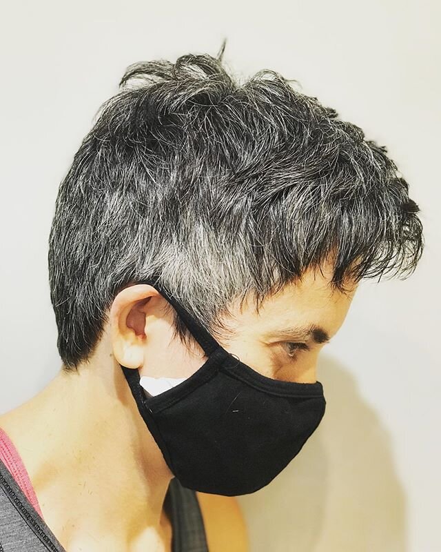 Making the decision to stop coloring your hair is never an easy one. Unless you get a nice little head start during quarantine. Helllllo short hair. 😍 swipe to see the before photo @klush17 it looks great!