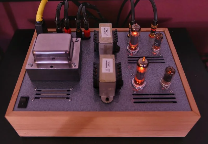 Pentode Stereo single ended power amp using SEDCTR circuit technology by Paul Joppa All pentode tube complement – 2x6AU6 and 2xEL84 Two stage direct coupled circuit with no global negative feedback 4 watts per channel, strappable to create an 8 watt parallel single ended monoblock amp