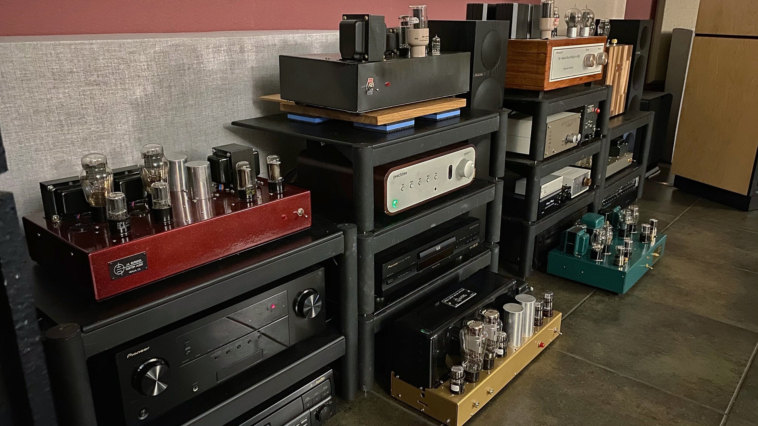  Triode-wired single-ended amplifier designed by George Anderson. This amplifier has a beefier power supply than the basic design, Obbligato coupling caps, Kiwame and PRP resistors and Transcendar Output transformers. It’s a rollers dream for EL34, K