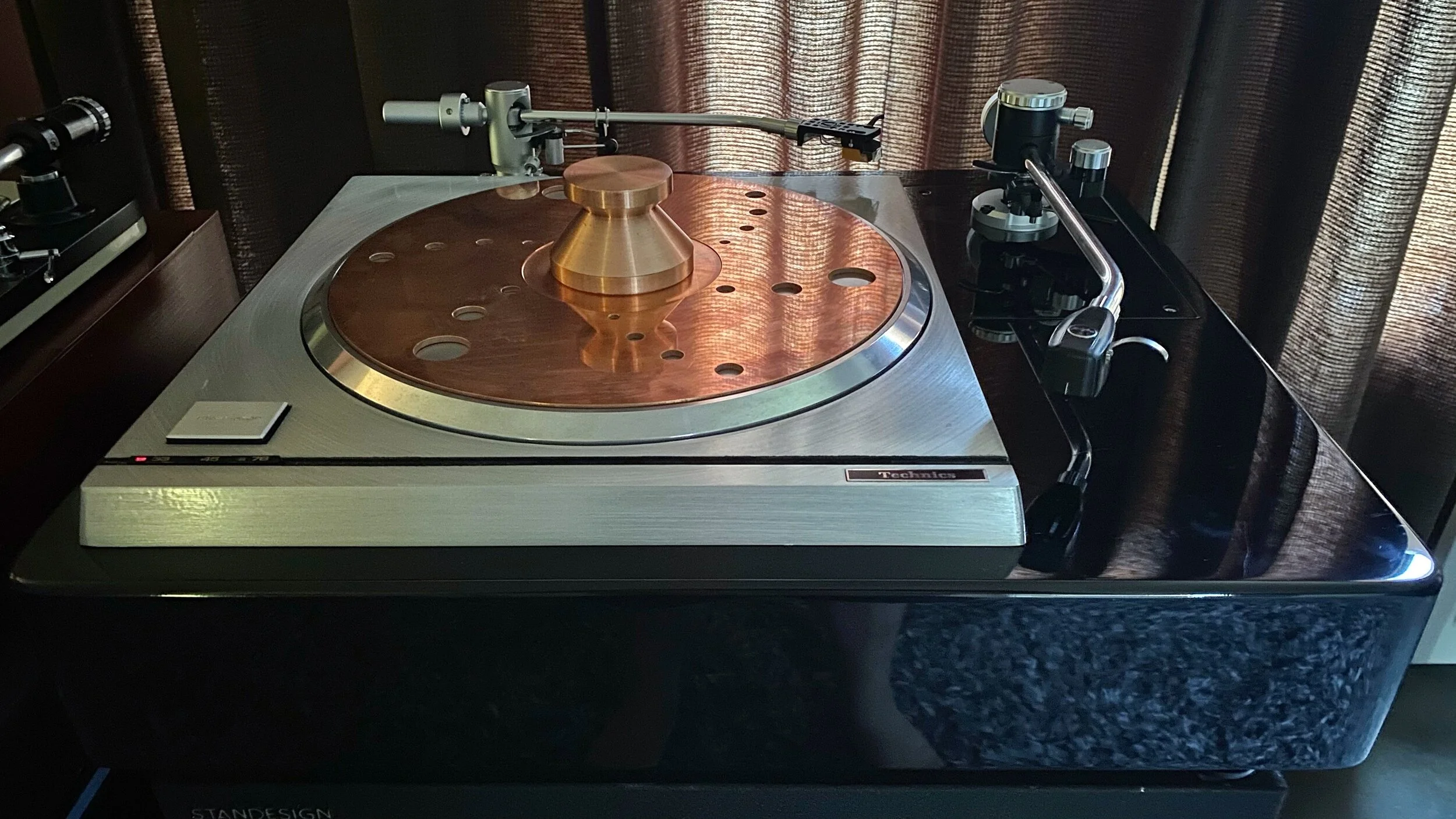  A Technics SP10 MKII that has received the Krebs treatment, DASacustic dual arm plinth, Fidelity Research FR24 MKII 9", Jelco TK-950L MKII 12", Sph copper mat and record stabilizer. Ortofon and Audio Technica carts. 